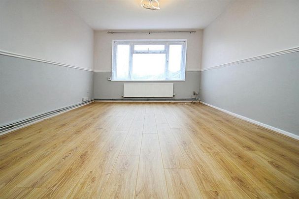 3 bedroom flat to rent - Photo 1