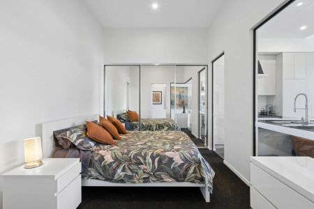 Character filled 2 bedroom apartment with street access - Photo 4