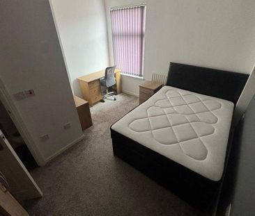 3 bedroom flat to rent - Photo 4