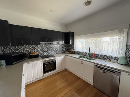 STYLISH THREE-BEDROOM HOME - Photo 5