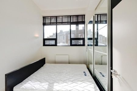 3 bedroom flat to rent - Photo 4