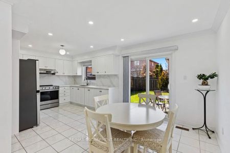 Detached Home For Lease | W9251835 - Photo 4