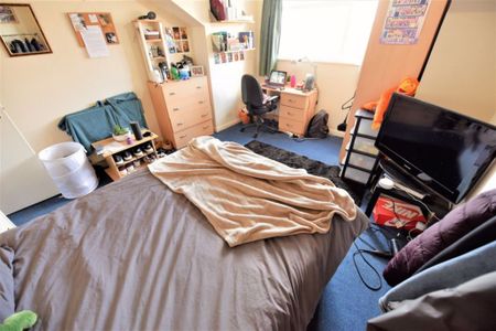 4 bedroom House in School View, Leeds - Photo 2