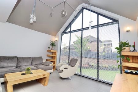 4 bedroom Detached House to let - Photo 5