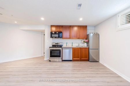 Detached Home For Lease | N9256054 - Photo 5