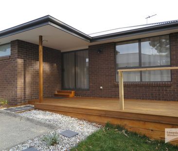 Stylish, Light-Filled Villa in a Prime Kingston Location - Photo 6