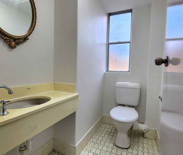 Spacious 2 bedroom apartment with 2 car spaces - Photo 6