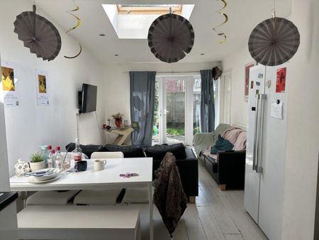 6 bedroom mews to rent - Photo 3