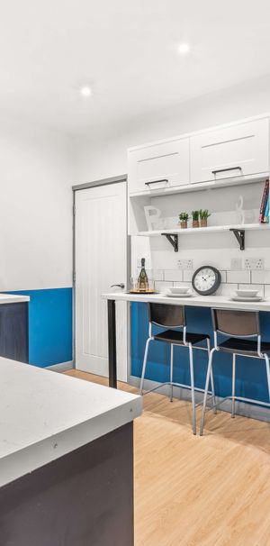 The Blue & Green Property Room 6 - Photo 1