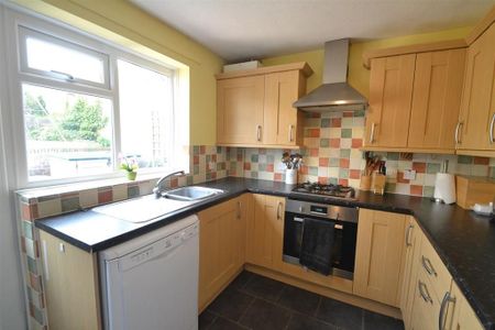 2 bedroom end of terrace house to rent - Photo 5