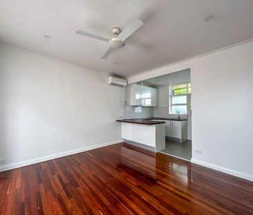 Light-Filled 2-Bedroom Unit – Short Walk to Beach, Shops & Schools - Photo 1