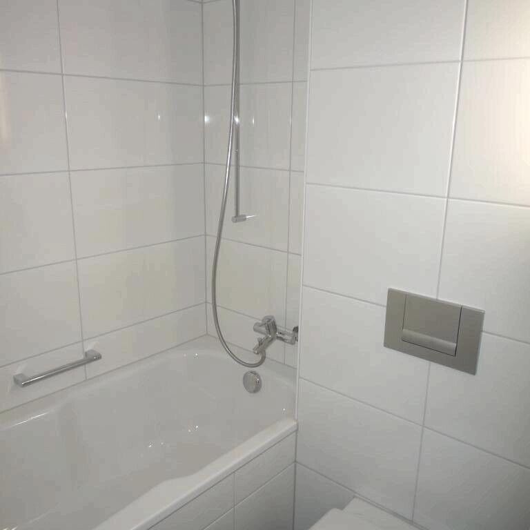 Modern 1-ZW to 25 m² on the 1st floor with balcony - Photo 1