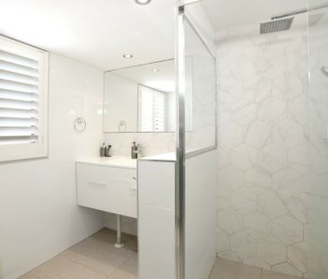 MODERN AND SPACIOUS APARTMENT IN THE CENTRE OF EVERYTHING! - Photo 5