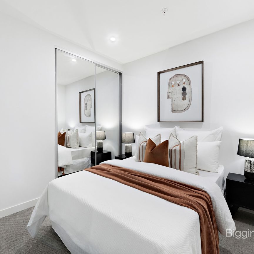 SOPHISTICATED LIVING IN THE ICONIC ESTELLE! - Photo 1