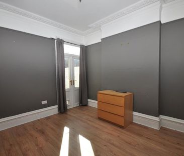 4 bedroom end of terrace house to rent - Photo 1