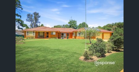 SPACIOUS 5-BEDROOM HOME ON LARGE RURAL-STYLE BLOCK – LAWN MAINTENANCE INCLUDED! - Photo 2