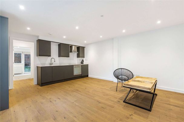 A lovely one bedroom flat in a unique development in Wimbledon. - Photo 1