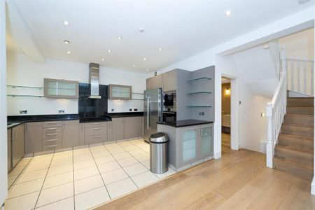 4 bedroom semi-detached house to rent - Photo 4
