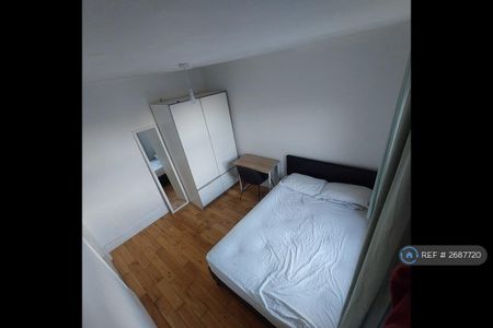1 bedroom in a house share to rent - Photo 2