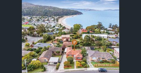Family home with coastal vibes - Photo 2