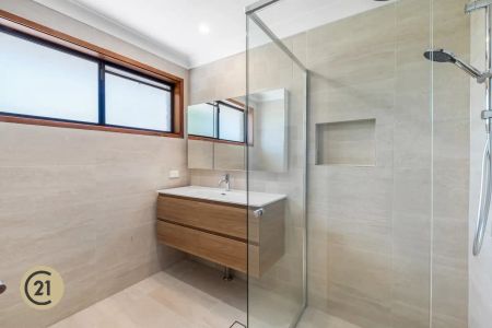 “Freshly Renovated 5-Bedroom Family Home” - Photo 4