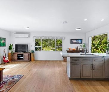 Country Calm, City Access – The Best of Waitākere - Photo 2