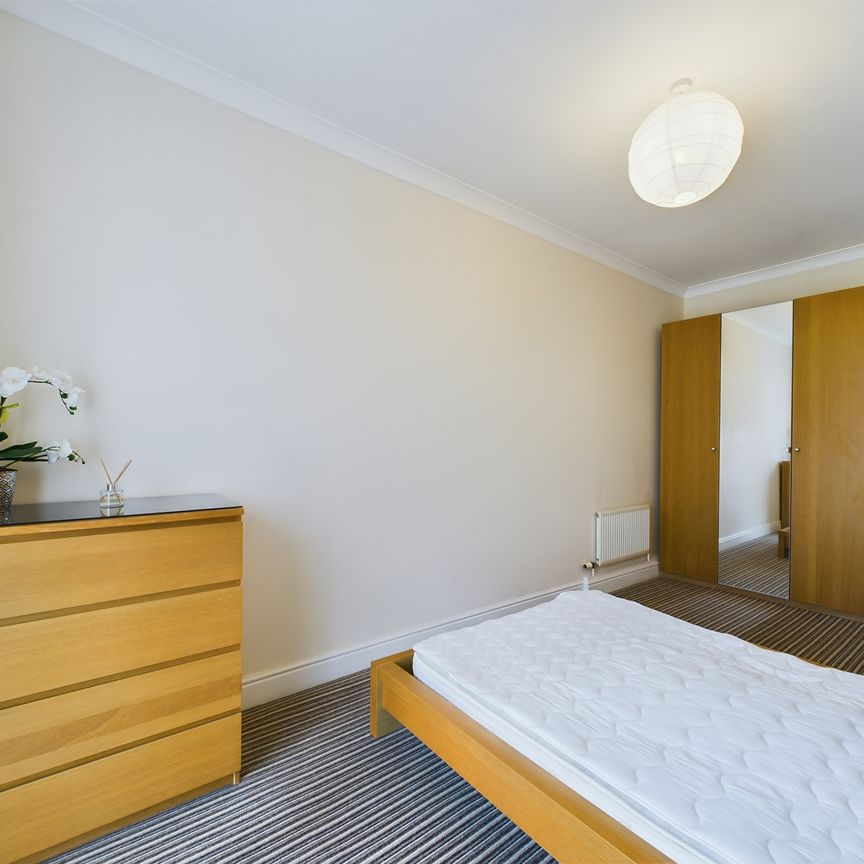 1 bed flat to rent in Slipway House, London, E14 - Photo 1