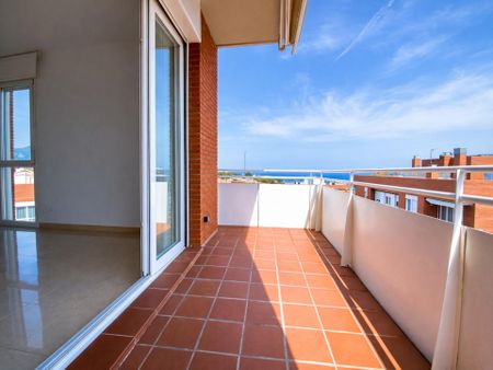 Ático con terraza de 80 m² y vistas al mar a 300 m de la playa de Montgat - Photo 5