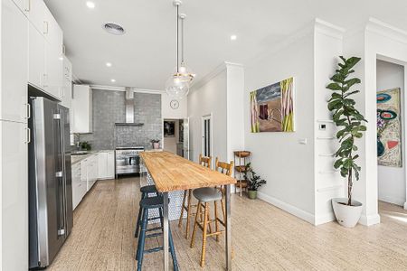 Stylish Family Bungalow In Prime Location - Option for 6 OR 12 Month Lease - Photo 4