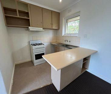 Top-Floor Malvern Apartment with Leafy Outlook Opposite Malvern Gar... - Photo 5