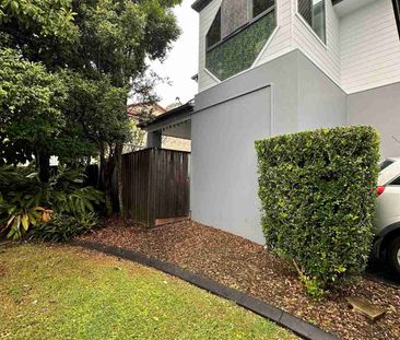 Central Location - 4 bedroom 2.5 bathroom townhouse - Photo 6