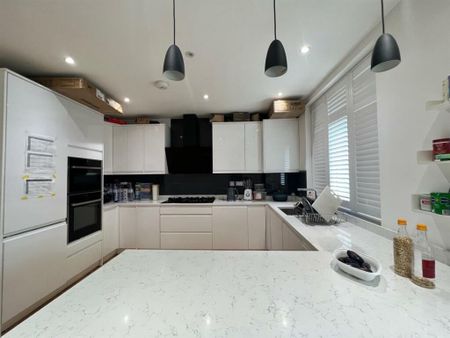 2 Bed Flat, Horn Lane, W3 - Photo 5