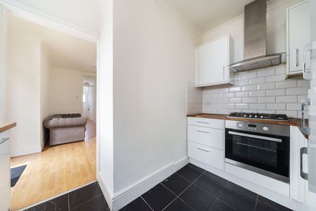 Maisonette to rent - Alliance Road, London, SE18 - Photo 5