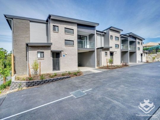 MODERN THREE BEDROOM TOWNHOUSE FOR RENT - Photo 1