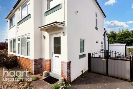 3 bedroom semi-detached house to rent - Photo 4