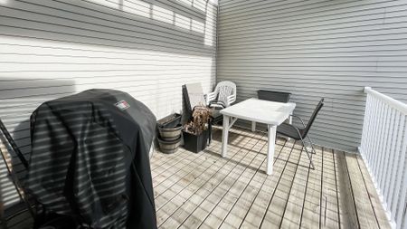 3 Bed Townhouse For Rent In Cougar Ridge W/ Attached Garage - Photo 4