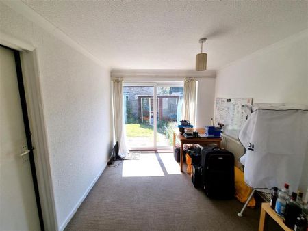 4 bedroom semi-detached house to rent - Photo 2