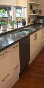 Home with additional self contained unit - Photo 4