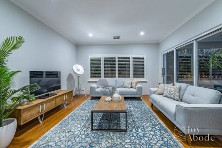 “SPACIOUS HAMPTONS LIVING” - Photo 4