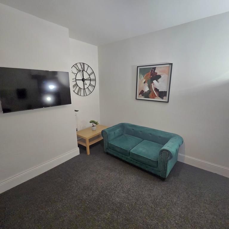 1 bedroom in a house share to rent - Photo 1