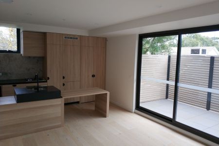 Modern 2Bed, 2Bath, 2Car Apartment with Built-in Fridge, Washing Machine & Dryer - Photo 2