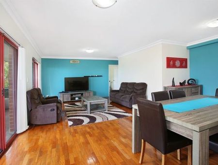 3 BEDROOM, 2 BATHROOM LARGE UNIT - Photo 2