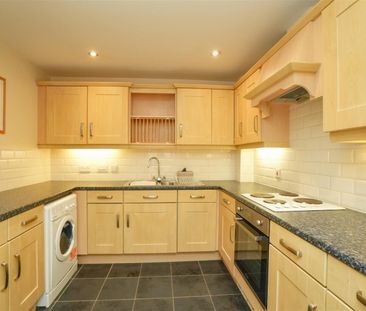 2 bedroom Flat To Let - Photo 4
