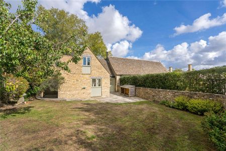 Charming three bedroom cottage in the desirable village of Winson. - Photo 3