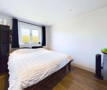 Vanbrugh Drive, Walton-on-thames, KT12 - Photo 1