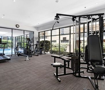 Two bedroom apartment in ultra convenient location - Photo 6