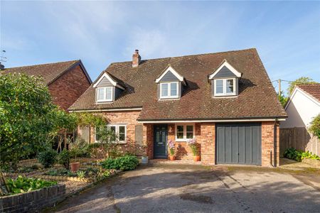 A charming detached family home in a fantastic village location with convenient access to a station and village amenities. - Photo 2