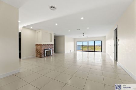 Expansive 7-Bedroom Luxury Residence! - Photo 2