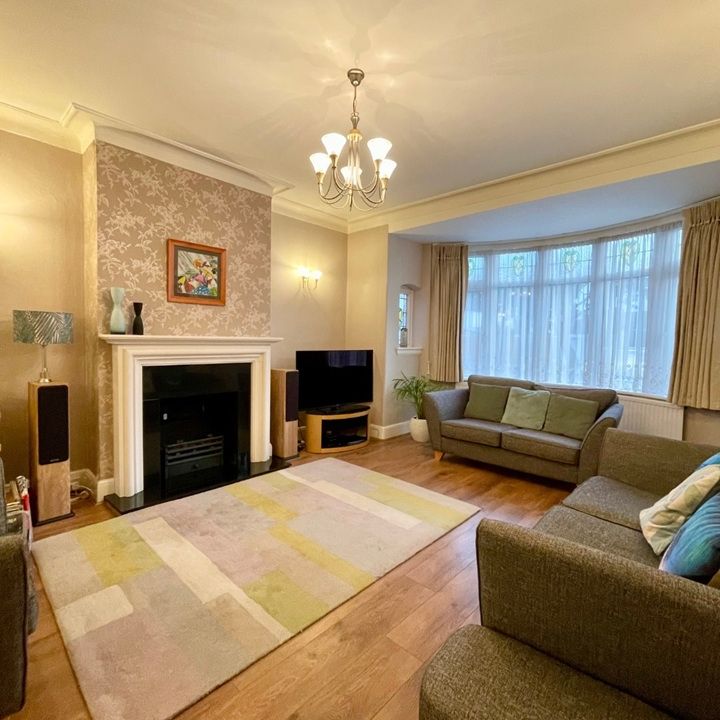 3 Bed Terraced House, Norwood Gardens, IG5 - Photo 1