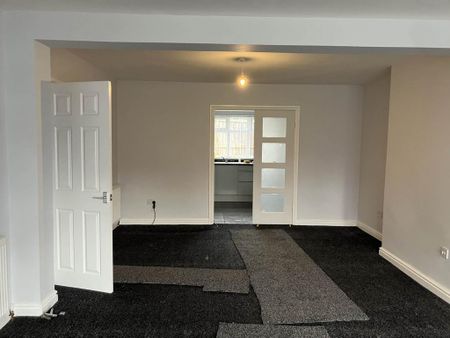 3 bedroom semi-detached house to rent - Photo 3